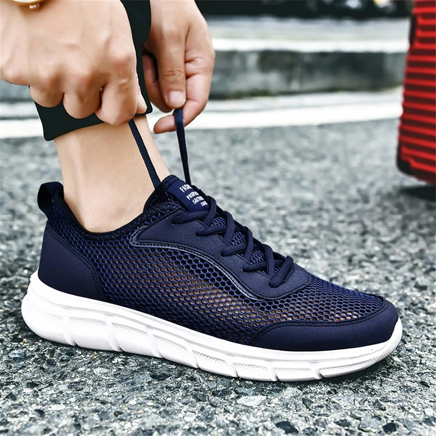 Fashion Spring and Summer Men Sports Shoes Flat Bottom Lightweight Fly Woven Mesh Hollow Casual Sneaker Boots for Men